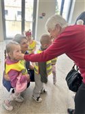 Návšteva seniorov a detí z jaslí v kultúrnom centre